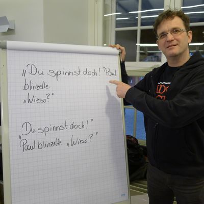 Wie man wörtliche Rede baut: Klaus N. Frick lehrt am Flip Chart.