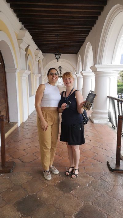 Franziska Schönfeld (re.) mit Liza Mesías Díaz in Antigua Guatamala.Liza hat als fellow des Cross Culture Programms vom ifa (Institut für Auslandsbeziehungen) drei Monate digital mit der ba zusammengearbeitet.